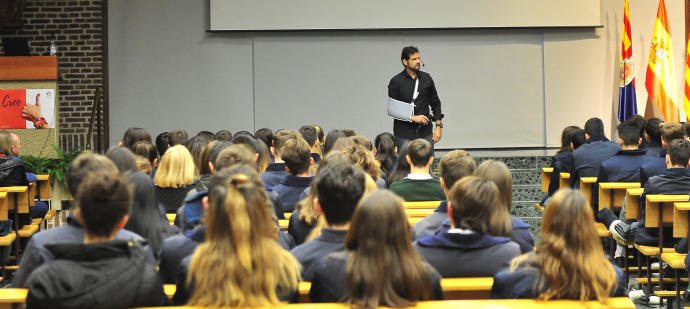 Antonio Sola ofrece una conferencia a los alumnos del colegio Santa María - Jesuitinas Elche