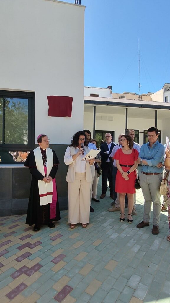 Vanessa López junto al obispo Auxiliar de Sevilla leyendo unas palabras en la inauguración del nuevo edificio de Educación Infantil del colegio Juan Nepomuceno Rojas (Sevilla) en el barrio de Nervión.