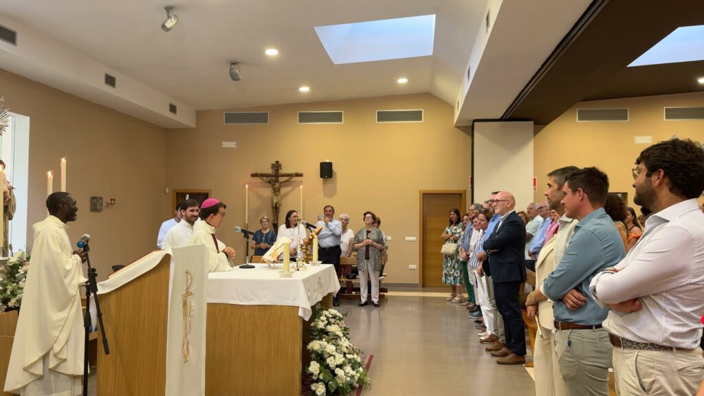 D. Ramón Valdivia, obispo auxiliar de Sevilla, oficiando una eucaristía en el colegio Juan Nepomuceno Rojas (Jesuitinas Sevilla) el día de la inauguración del nuevo edificio de infantil.