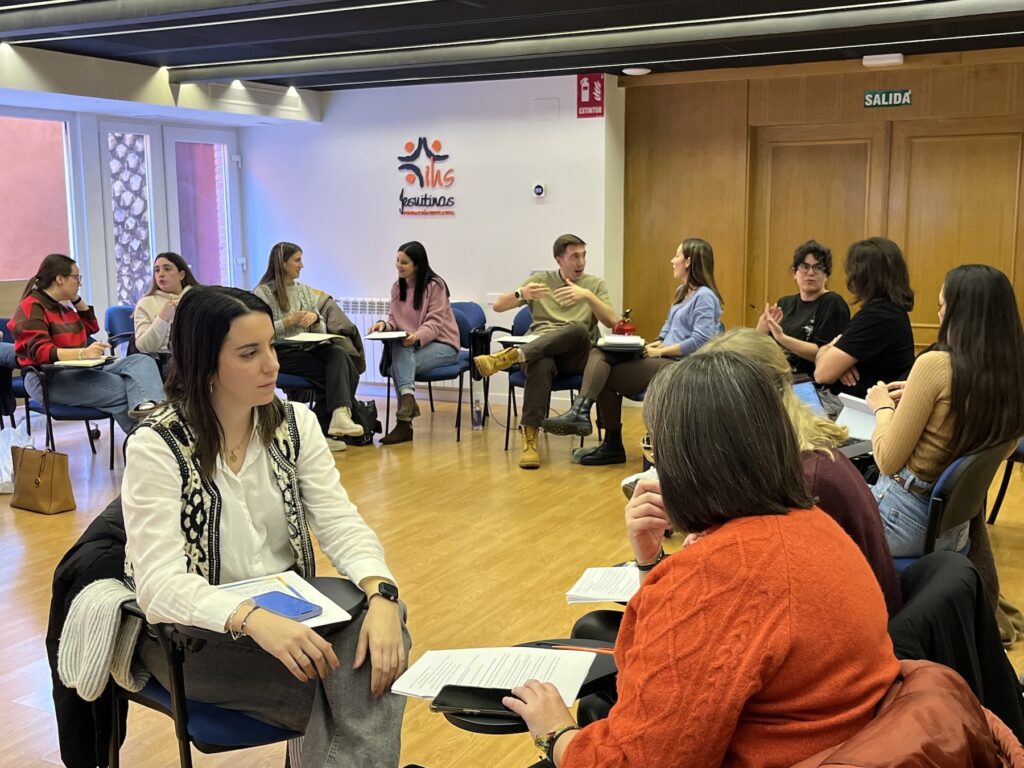 Coordinadores de Alcor trabajando en grupos para definir el perfil del monitor y las estrategias de acompañamiento juvenil.