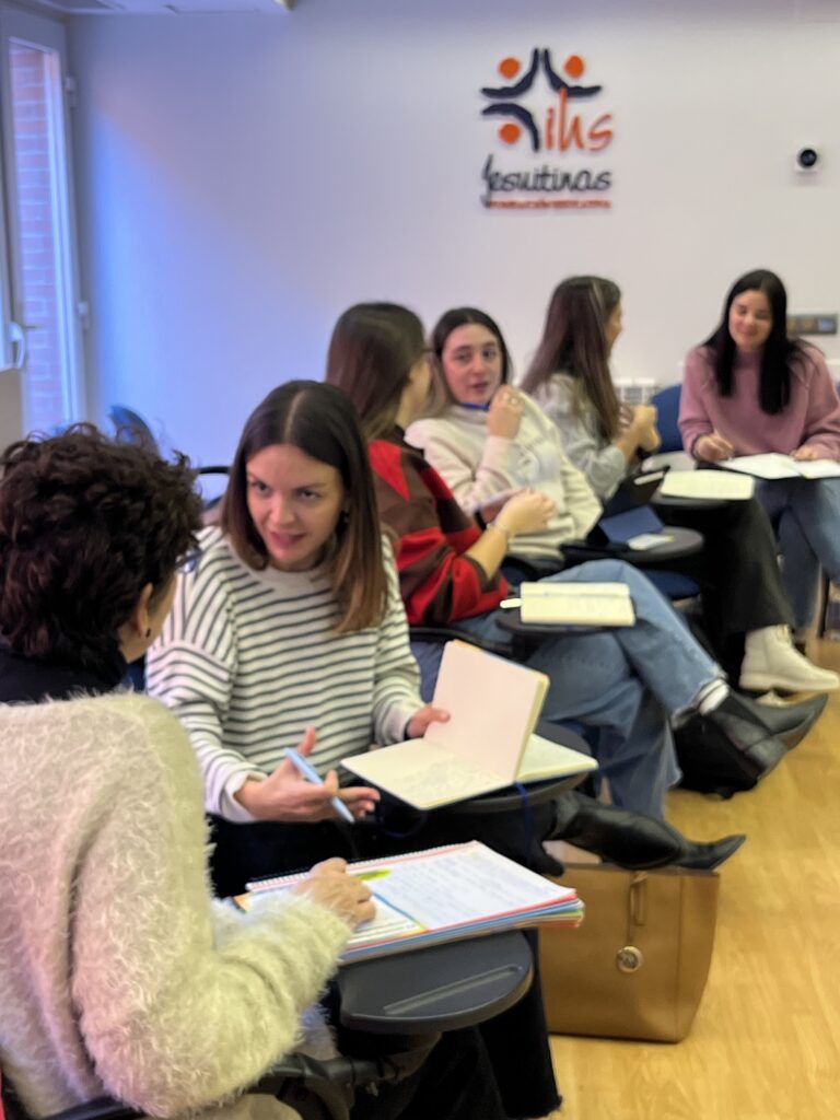 Coordinadores de Alcor trabajando en grupos para definir el perfil del monitor y las estrategias de acompañamiento juvenil.