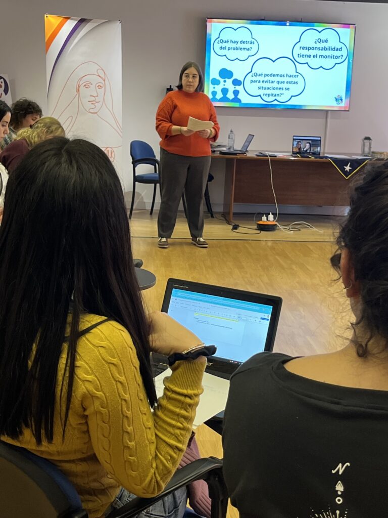 Tras la reflexión, los coordinadores locales de los grupos Alcor comparten lo hablado sobre el perfil de los monitores. 