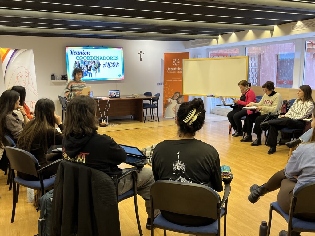 La coordinadora del Equipo Alcor de la Fundación da la bienvenida a los coordinadores de los grupos locales
