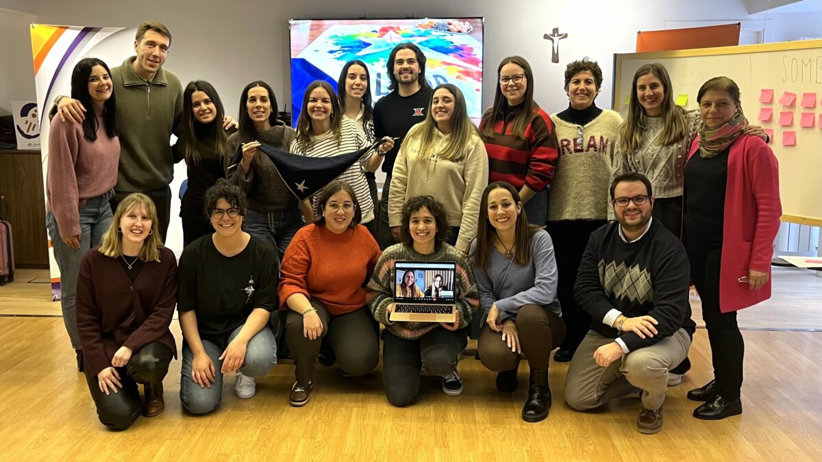 Coordinadores de Alcor de los 17 colegios en los que está presente este grupo juvenil cristiano de Jesuitinas posando juntos durante el encuentro de planificación del curso y verano.