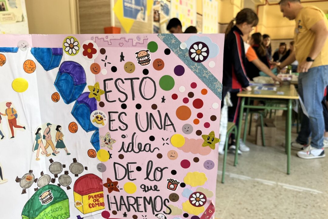 Foto de la Feria de proyectos durante la II Gala Jesuitinas Diseña el Cambio