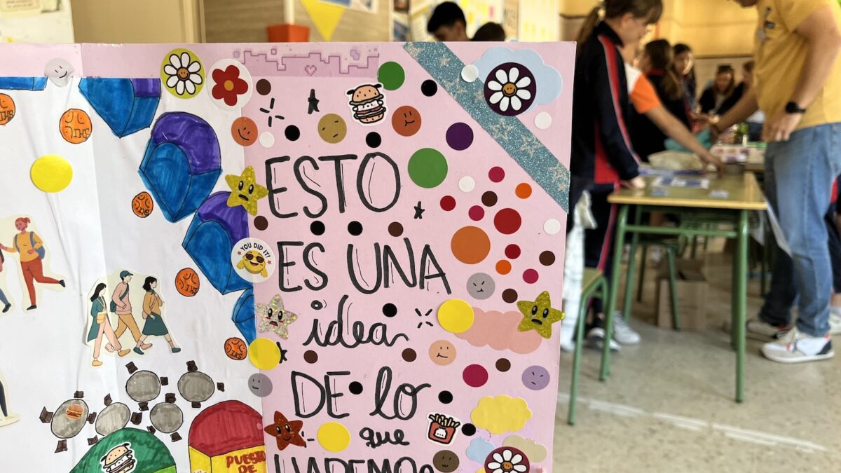 Foto de la Feria de proyectos durante la II Gala Jesuitinas Diseña el Cambio
