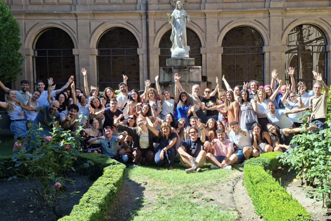 Los educadores participantes en el Campus de verano para docentes noveles posan delante de la estatua del Sagrado Corazón en el colegio Jesuitinas de Salamanca