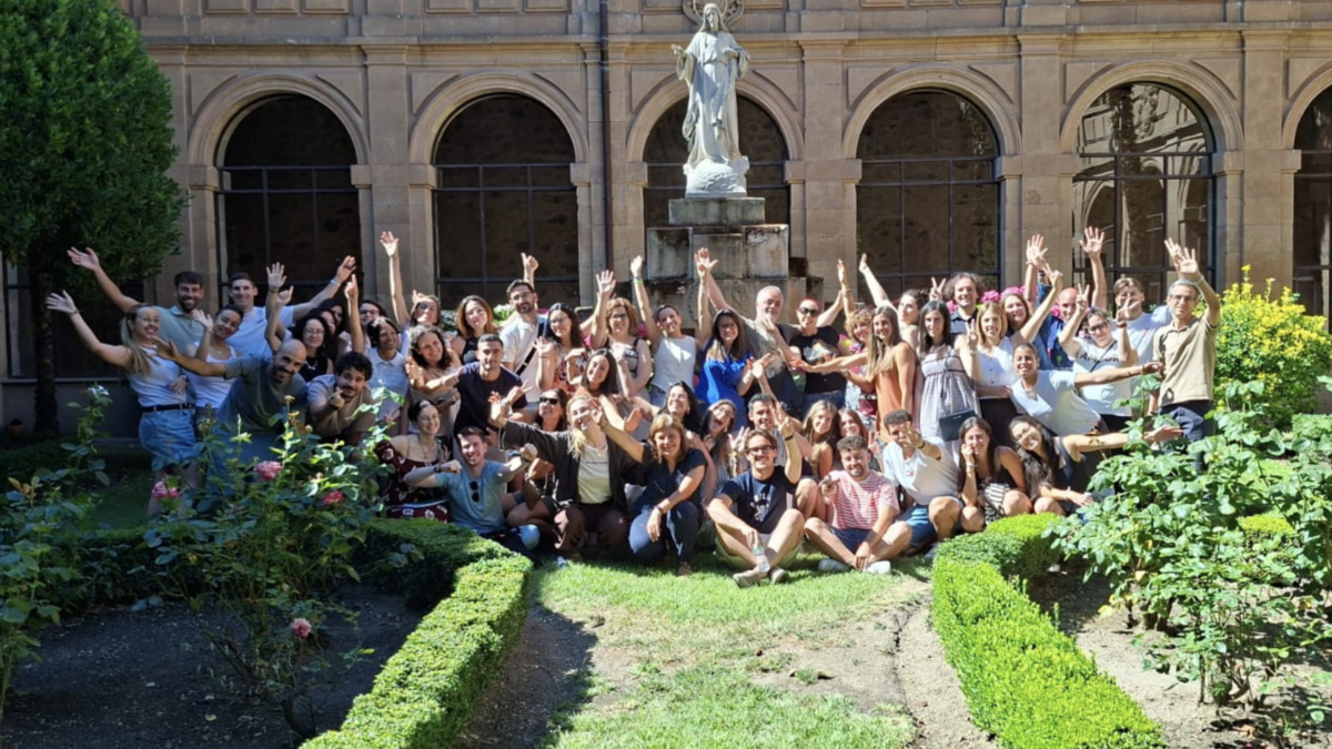 Los educadores participantes en el Campus de verano para docentes noveles posan delante de la estatua del Sagrado Corazón en el colegio Jesuitinas de Salamanca
